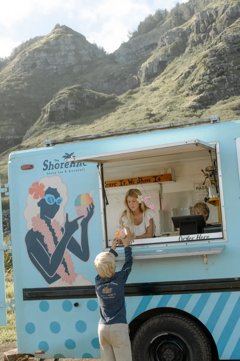 A keiki ordering at the truck window